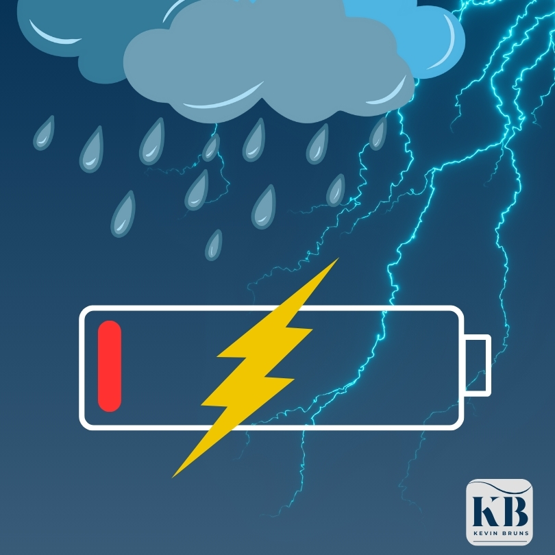 Illustration einer fast leeren Batterie mit Blitz und Regen, symbolisiert Stress und Erschöpfung.