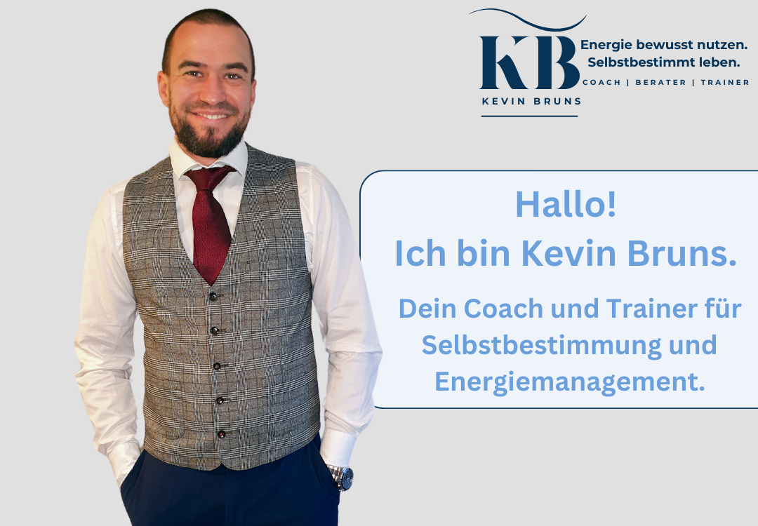 Kevin Bruns in professioneller Kleidung neben seinem Slogan: Energie bewusst nutzen. Selbstbestimmt leben.