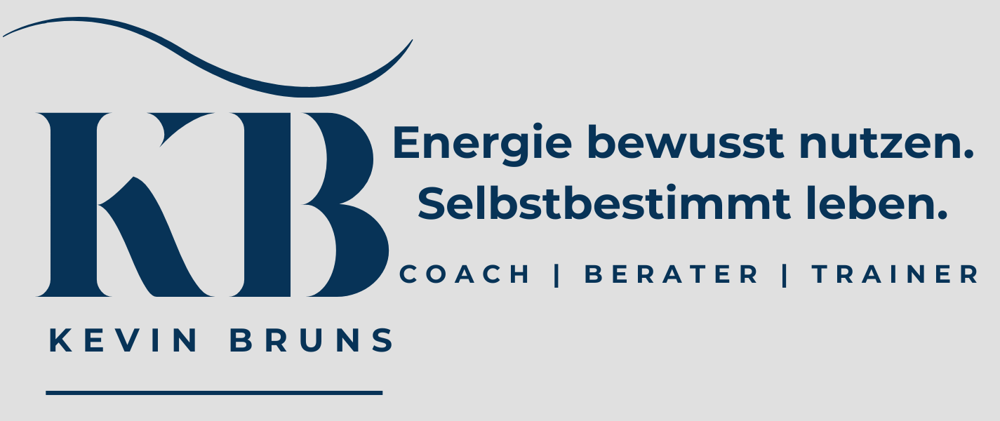 Großes Logo von Kevin Bruns mit Slogan und Bezeichnung als Coach, Berater und Trainer.