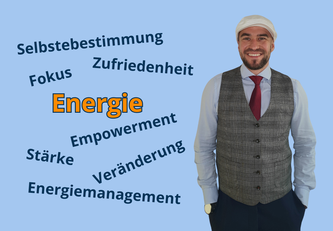 Kevin Bruns vor einem blauen Hintergrund, auf dem der Begriff Energie in orange zu sehen ist. Zudem sind die Begriffe Fokus, Selbstbestimmung, Zufriedenheit, Empowerment, Stärke, Veränderung, Energiemenagement zu sehen.