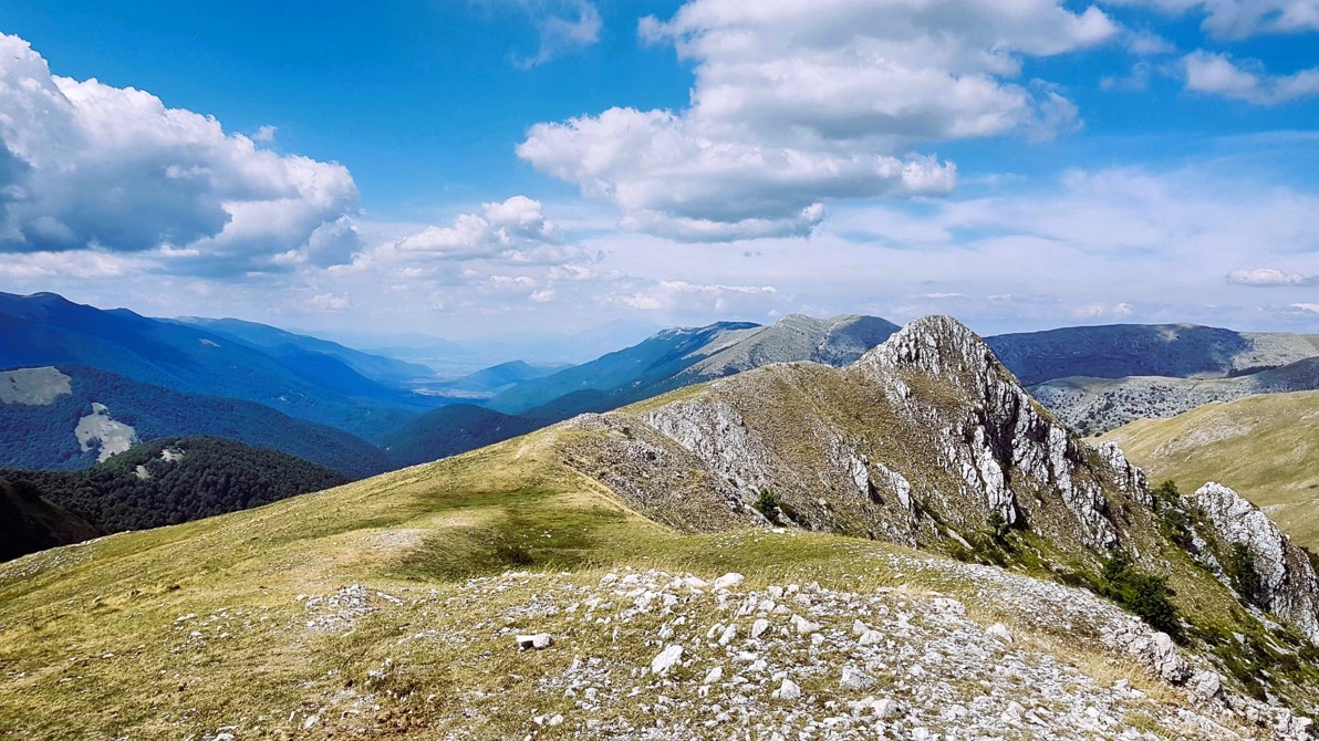 Bergkamm in den Abruzzen – Wendepunkt meiner Reise Weitläufige Berglandschaft in den Abruzzen mit Blick auf einen sonnigen Bergrücken und den Horizont. Symbol für Weitblick, Entscheidung und innere Klarheit.
